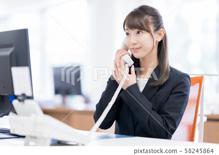 女商人，辦公室，電話 58245864