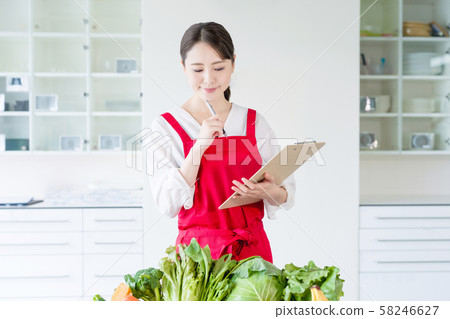 Female dietician 58246627