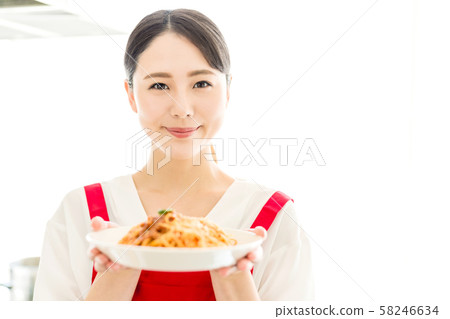 一個女人做飯 58246634