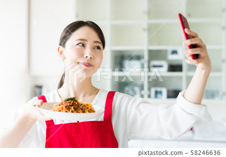女性自拍照食物 58246636