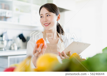 Female dietician 58246644