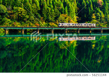 高山線秋天 58251144