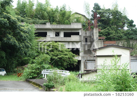 An abandoned condominium under construction (Shizuoka Ito) 58253160