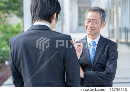 Businessmen standing 58256516