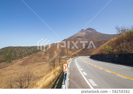 Yufudake and roadway Yufuin, Oita Prefecture Yufudake and roadway Yufuin, Oita Prefecture 58258382