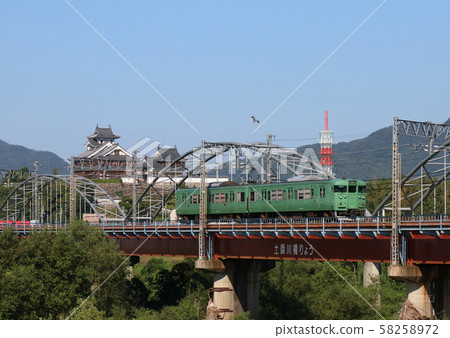 在福知山周圍行駛的山陰線火車 58258972