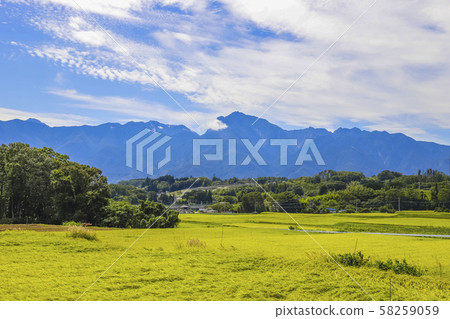 [Yamanashi Prefecture] Southern Alps and autumn rural scenery 58259059