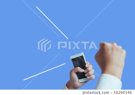 手裡拿著智能手機的人會感到驚訝或高興。成功的企業,贏得彩票 手裡拿著智能手機的人會感到驚訝或高興。成功的企業,贏得彩票 58260146