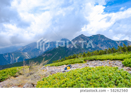春季八岳登山:Ka山山頂的風景(俯瞰八嶽山脈) 春季八岳登山:Ka山山頂的風景(俯瞰八嶽山脈) 58262560