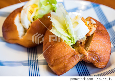 beef burger with fresh vegetables 58263019