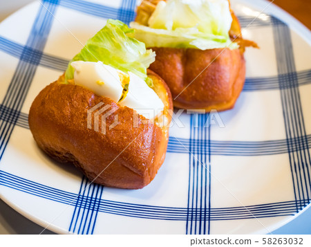 beef burger with fresh vegetables 58263032