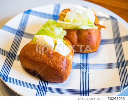 beef burger with fresh vegetables beef burger with fresh vegetables 58263033