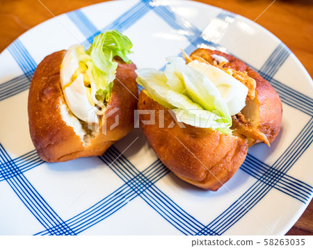 beef burger with fresh vegetables 58263035