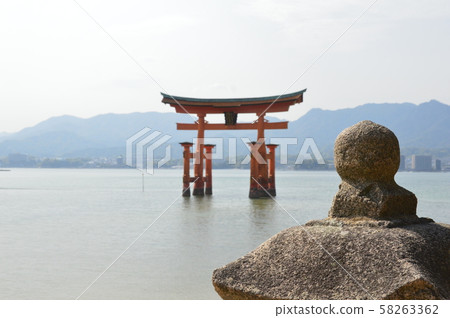 海上的六足鳥居(嚴島神社/廿日市市,廣島縣宮島町) 海上的六足鳥居(嚴島神社/廿日市市,廣島縣宮島町) 58263362