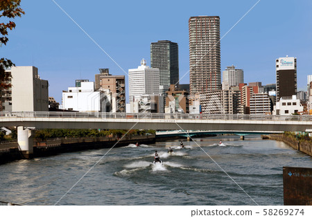 在城市運行的水上自行車 58269274