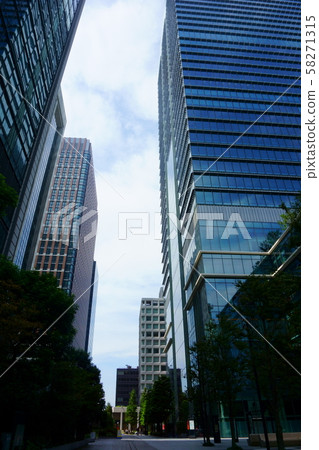 Tall buildings located in Chiyoda's Marunouchi business district 58271315