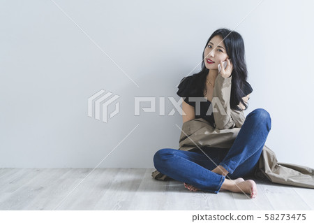 使用智能手機的女人 使用智能手機的女人 58273475