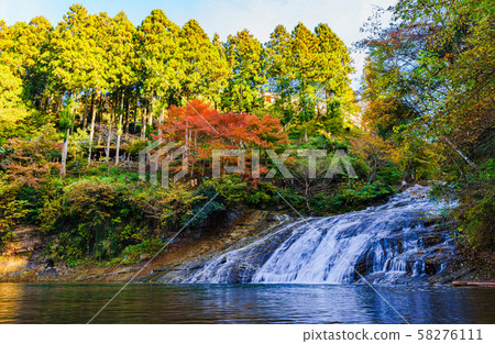 Autumn image of Japan: Scenery of Takimata Falls, a famous place in the Yoro Valley, a famous spot for autumn leaves in the Tokyo metropolitan area and a symbol of Chiba 58276111