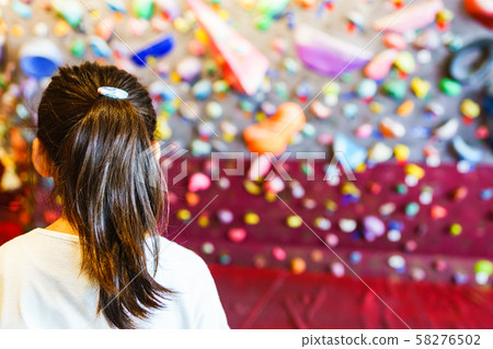 [Bouldering]一個女孩小學登山者在一個抱石工作室挑戰艱鉅任務的場景 58276502
