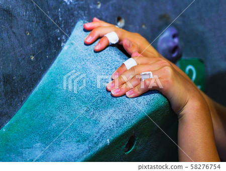 [Bouldering] A scene where a girl elementary school climber challenges a difficult task in a Boulder studio (part cut) 58276754