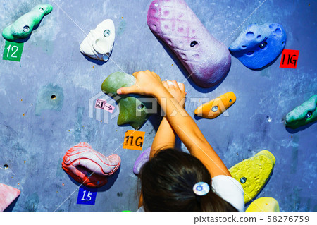 [結石]一名女小學生登山者在Boulder工作室挑戰一項艱鉅任務的場景（部分切割） 58276759