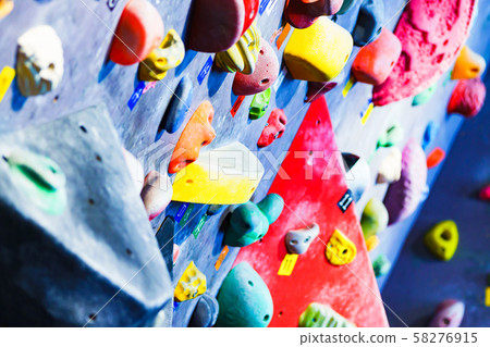 [Lifestyle] Scenery of a popular bouldering studio for adults and children regardless of gender: climbing wall 58276915