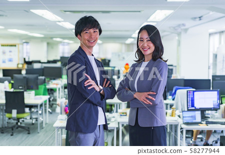 企業形象：由頂級工程師的男性和女性標籤組成的最強大的IT公司團隊挑戰困難的項目 58277944