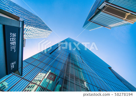 日本澀谷站和澀谷爭奪廣場的東京城市景觀即將開放（玻璃窗上的澀谷光） 58278194