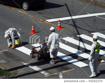 我們在確保交通安全的同時建造道路標誌 58282254