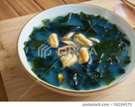 Korean food mussel seaweed soup 58284573