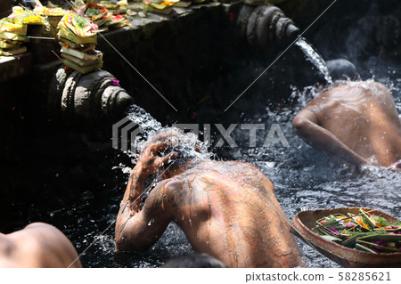 People taking a bath 58285621