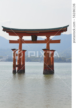 海上的Otorii(嚴島神社/廣島縣廿日市市宮島町) 海上的Otorii(嚴島神社/廣島縣廿日市市宮島町) 58286136