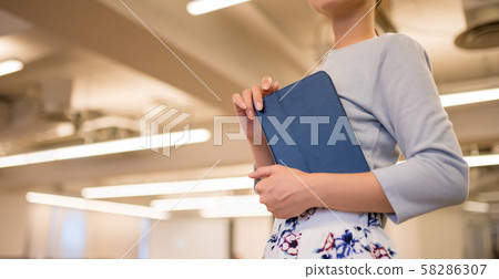 女子 58286307