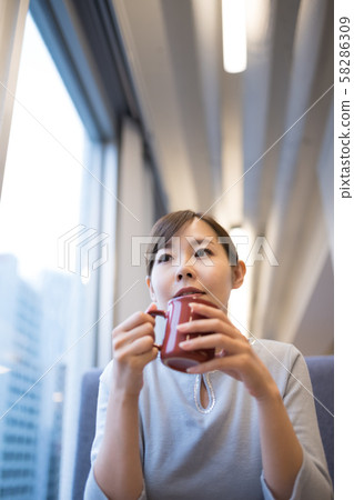 Woman Woman 58286309
