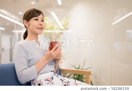 Woman     58286339
