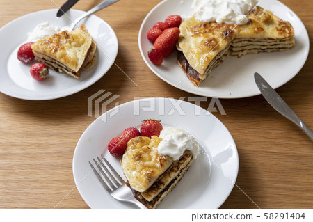 Hot cake with strawberry and drained yogurt 58291404
