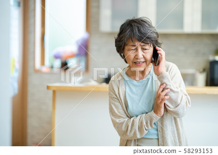 高級女人談不安高級智能手機，銀一代老婦肖像 58293153