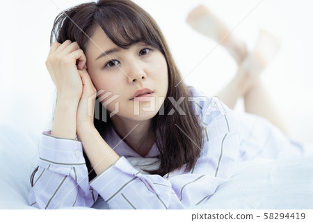 女人戴著臉頰拐杖，兩個手肘，床，臥室 58294419