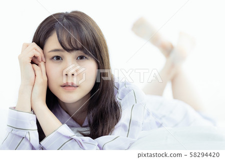 女人戴著臉頰拐杖，兩個手肘，床，臥室 58294420