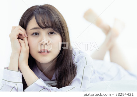 女人戴著臉頰拐杖，兩個手肘，床，臥室 58294421