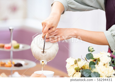 倒茶的女性 58294431