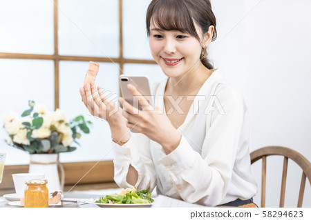 Business woman breakfast smartphone Business woman breakfast smartphone 58294623
