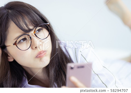 女性智能手機不滿臥室 女性智能手機不滿臥室 58294707