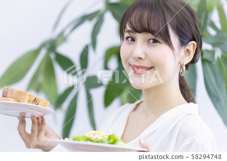 年輕女子攜帶餐 58294748