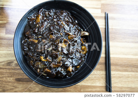 黑碗炸醬麵 58297077