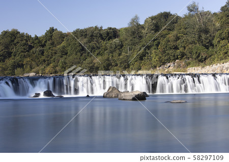 The huge stream of water from Jiktan Falls 58297109