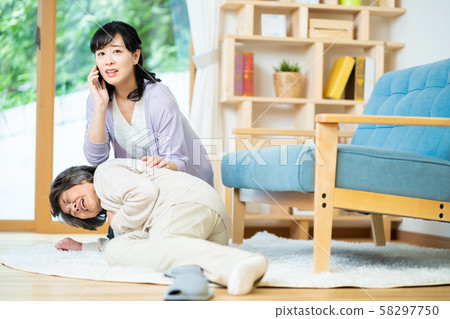 Mother and child who call an ambulance for a mother who has fallen suddenly 58297750