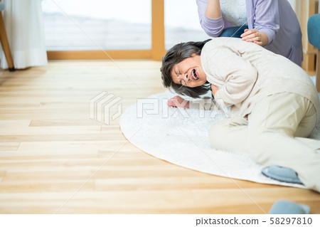 Mother and child who call an ambulance for a mother who has fallen suddenly 58297810