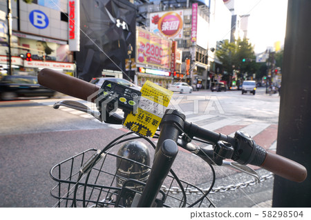 日本的東京城市景觀廢棄的自行車與警告貼紙=東京澀谷澀谷109前面的Dogenzaka-Shita十字路口 日本的東京城市景觀廢棄的自行車與警告貼紙=東京澀谷澀谷109前面的Dogenzaka-Shita十字路口 58298504