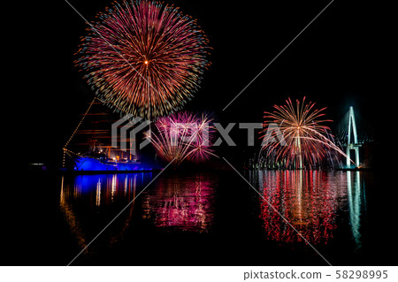 富山縣海王丸公園富山新光煙花節船隻和煙花的照明 58298995